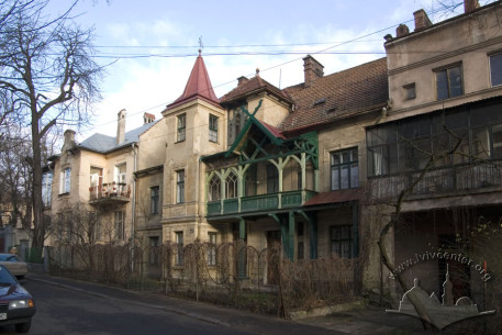 Vul. Kotliarevskoho, 29. The building amidst the adjoining houses