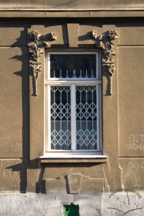 Vul. Henerala Chuprynky, 27. A 1st floor window