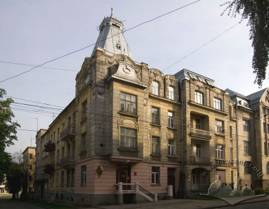 Vul. Henerala Chuprynky, 47. An overall view from the north