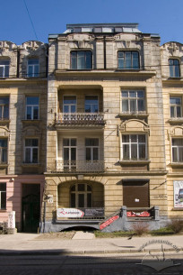 Vul. Henerala Chuprynky, 47. Avant-corps of the principal elevation