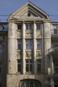 Vul. Henerala Chuprynky, 49. One of the avant-corps at the main elevation