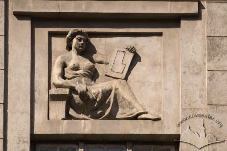 Vul. Henerala Chuprynky, 60. A bass-relief above a 2nd floor window