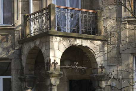 Vul. Kotliarevskoho, 17. The main facade. Stylised portico at the entrance with a balcony on top