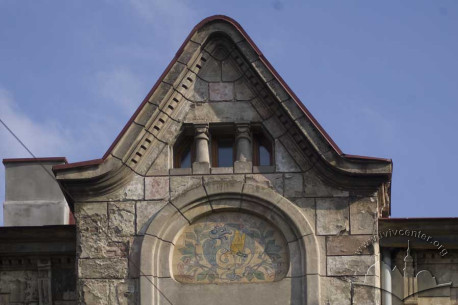Vul. Kotliarevskoho, 17. Attic above the avant-corps on the main facade