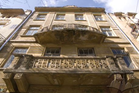 Vul. Bohomoltsia, 5. A part of the main facade