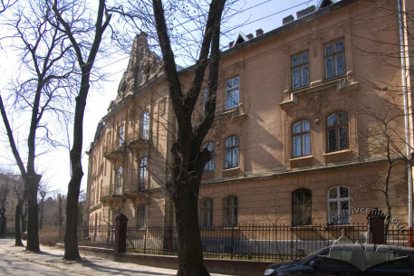 Building #24 and a fragment of #22 on Kotliarevskoho street