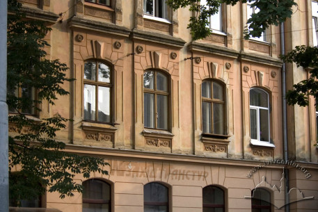 Vul. Kotliarevskoho, 22. A part of the main facade