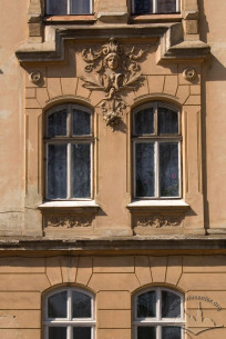 Vul. Kotliarevskoho, 24. 2nd floor windows on the side of the main facade