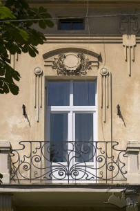 Vul. Kotliarevskoho, 26. A 2nd floor balcony