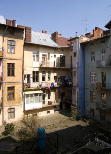 Вул. Нечуя-Левицького, 15. Вигляд з внутрішнього подвір'я