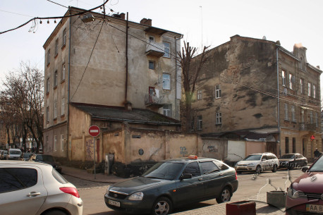 The plot encircled by a fence is where the Chasidim synagogue used to stand. View from vul. Lazneva