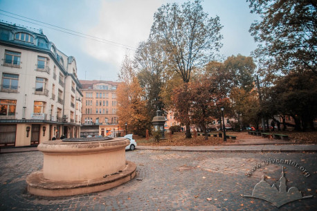 Pl. Staryi Rynok. Square on the place where the Tempel synagogue used to be. A view from the east towards vul. Khmelnytskoho.