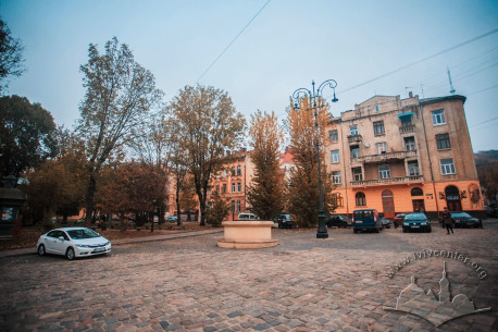 On the background, buildings no. 5 and 7 at pl. Staryi Rynok