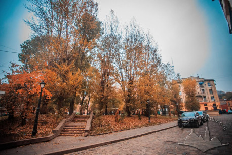 Pl. Staryi Rynok. Square on the place where the Tempel synagogue used to be. A view towards the High Castle Hill (Vysokyi Zamok)