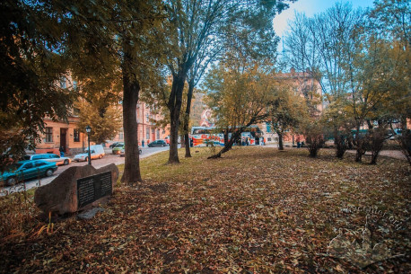 Pl. Staryi Rynok. Square on the place where the Tempel synagogue used to be. Memorial sign