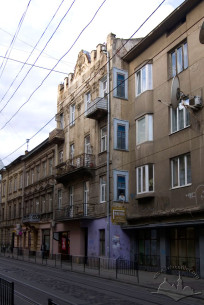 Вул. Дорошенка, 32. Будинок в оточуючій забудові
