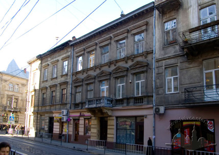 Вул. Дорошенка, 34. Будинок в оточуючій забудові