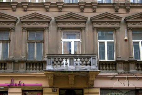 Вул. Дорошенка, 34. Фрагмент фасаду в рівні ІІ-го пов.