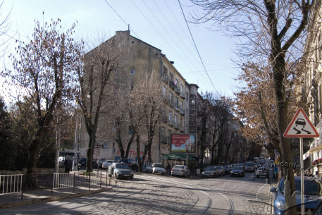 Вул. Дорошенка, 45. Вигляд з північно-східної частини вулиці