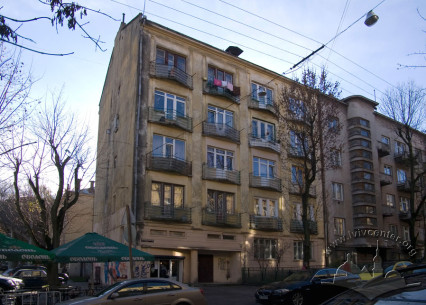 Вул. Дорошенка, 45. Вид на головний фасад будинку