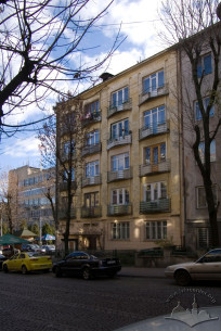 Вул. Дорошенка, 45. Вид на головний фасад будинку