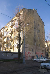 Вул. Дорошенка, 45. Вигляд будинку зі сходу