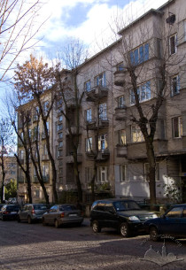 Вул. Дорошенка, 47. Головний фасад будинку
