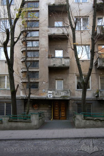 Вул. Дорошенка, 47. Фрагмент головного фасаду з вхідним порталом