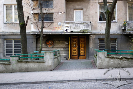 Вул. Дорошенка, 47. Вид на вхідний портал
