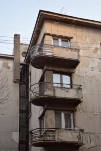 Вул. Дорошенка, 61. Балкони на головному фасаді