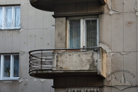 Вул. Дорошенка, 61. Балкон головного фасаду
