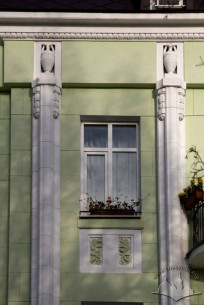 Вул. Дорошенка, 77. Вікно 4-го пов.