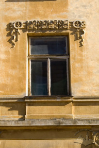 Вул. Глібова, 2. Вікно 2-го поверху