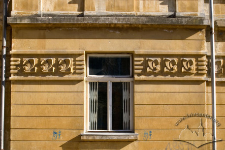 Вул. Глібова, 2. Вікно 1-го поверху