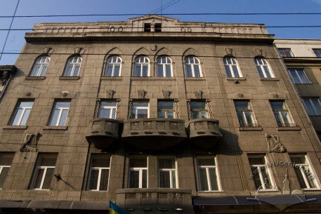 Вул. Дорошенка, 14. Головний фасад в рівні 2-4-го пов.