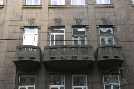 Вул. Дорошенка, 14. Балкони 3-го поверху