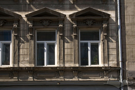 Вул. Дорошенка, 16. Вікна 2-го поверху