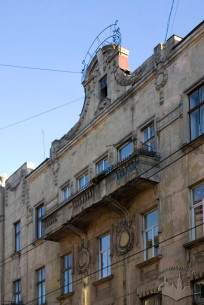 Вул. Дорошенка, 17. Фрагмент фасаду в рівні 3-4-го пов. з аттиковим завершенням