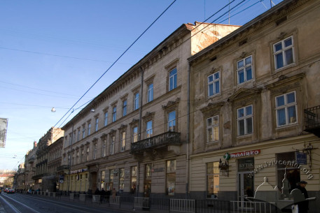 Вул. Дорошенка, 23. Будинок в оточуючій рядовій забудові