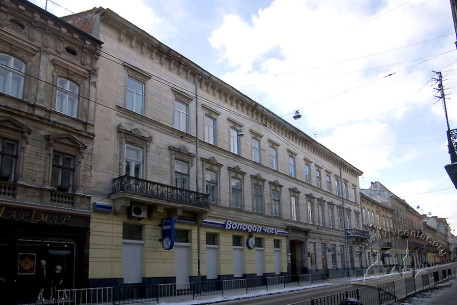 Вул. Дорошенка, 23. Будинок в оточуючій рядовій забудові
