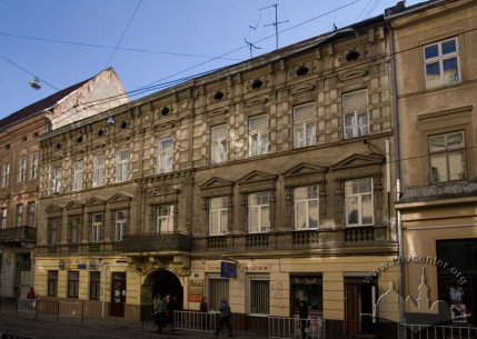 Вул. Дорошенка, 31. Головний фасад будинку