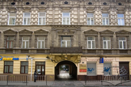 Вул. Дорошенка, 31. Головний фасад