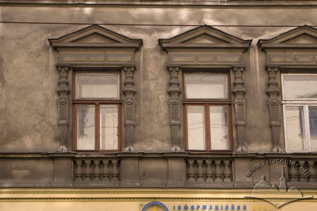 Вул. Дорошенка, 31. Вікна ІІ-го пов. з обрамленнями в стилі німецького неоренесансу