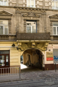Вул. Дорошенка, 31. Фрагмент фасаду з в'їзною брамою