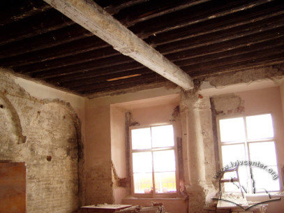 Vul. Fedorova, 2. An interior view. A renaissance stone column is preserved between the windows, and a wooden ceiling