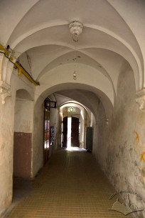 Vul. Fedorova, 8. Vaulted passage to the courtyard
