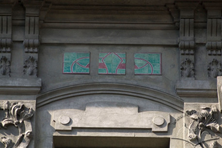 Vul. Bohomoltsia, 6. Plasterwork and ceramic tiles above the 3rd floor window