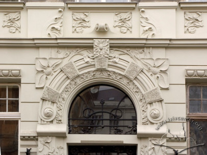 Vul. Bohomoltsia, 6. Lunette window and rich Art Nouveau plasterwork around it