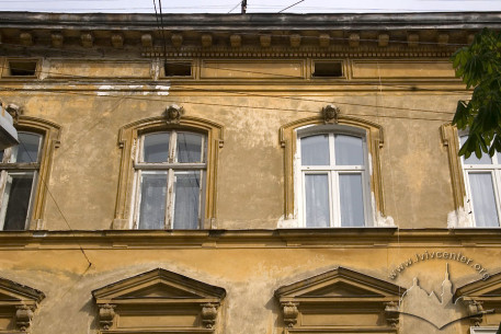 Вул. Кльоновича, 10. Вікна 3-го пов.