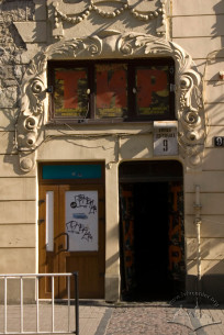 Вул. Дорошенка, 9. Головний портал